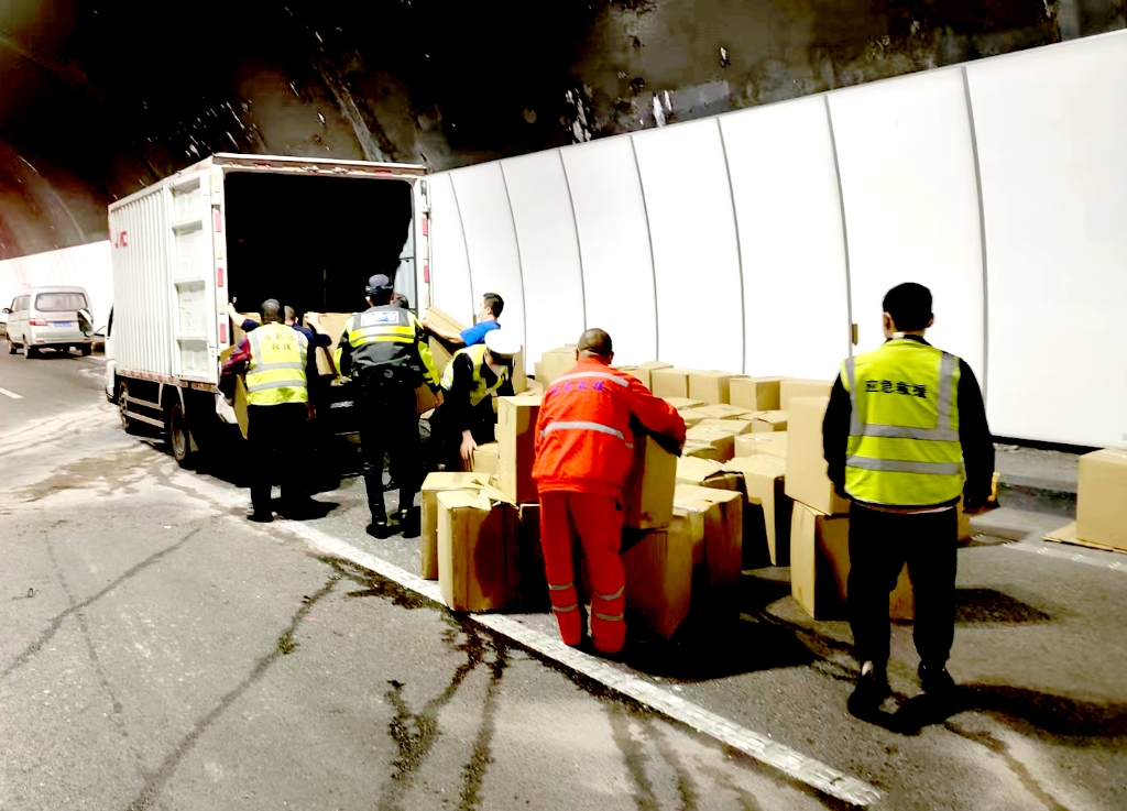 2民警帮忙将餐食搬到新的货车。重庆高新区警方供图