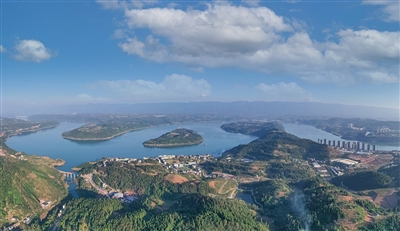 从空中俯瞰忠县大地，呈现出湖光山色、桥岛相连的迷人景象。记者 余鸿 摄