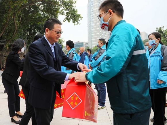 现场发放了慰问物品。重庆市总工会供图 华龙网发
