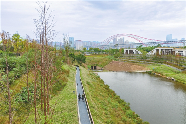 Citizens strolling on the newly built Gailan Creek Trail and enjoying the scenery. (Photographed by Liu Taoran)