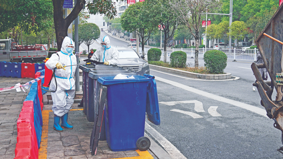 垃圾清运工正在对城区生活垃圾进行消杀。丰都县融媒体中心供图 华龙网发