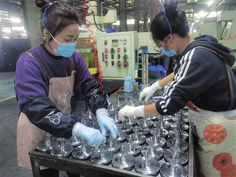 重庆罡阳机械制造有限公司员工正在有条不紊地生产。