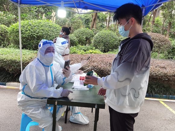 华新街司法所工作人员参与核酸检测。江北区司法局供图 华龙网发