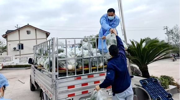 木耳镇新乡村干部和志愿者将蔬菜包配送到村民家中。木耳镇人民政府供图 华龙网发