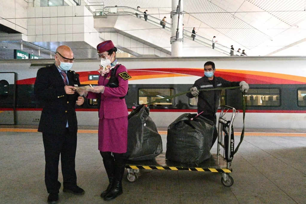 The high-speed rail transport of e-commerce commodities purchased during the “Double 11” golden week started. (Picture provided by the Chongqing Passenger Section of China Railway Chengdu Group Co., Ltd.)