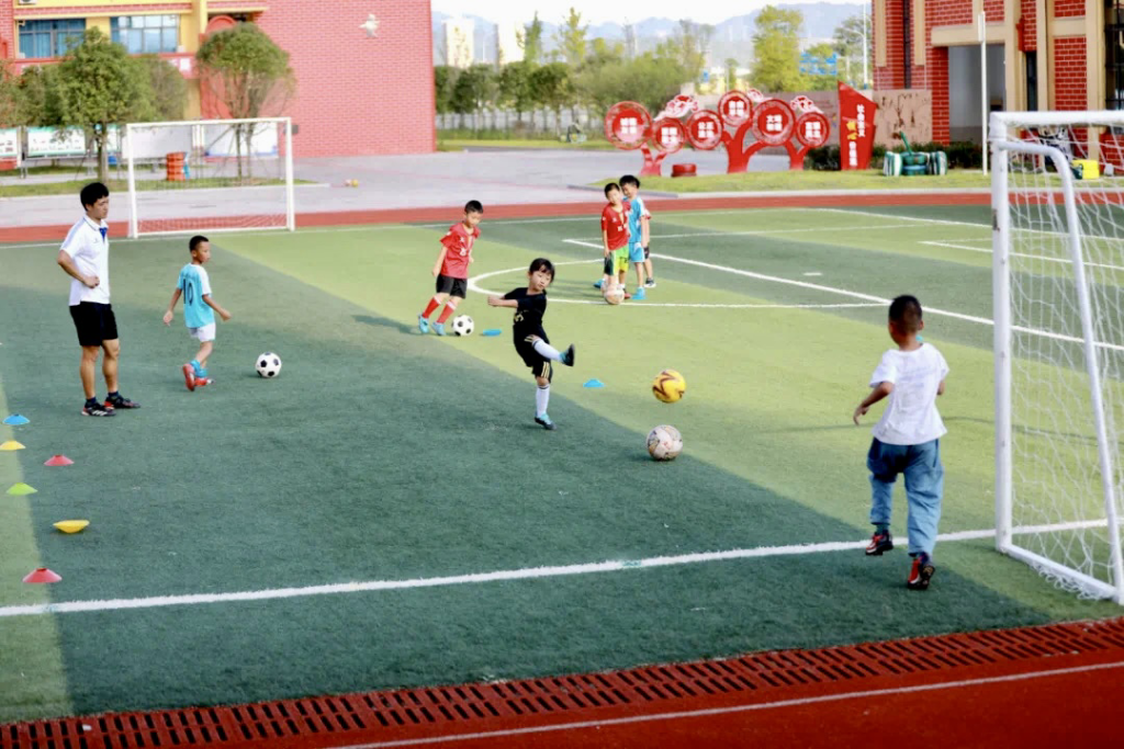 操场上孩子们正在踢球。重庆市教委供图