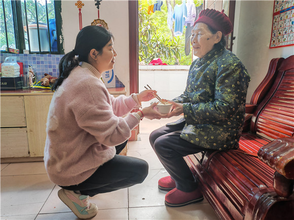 88岁的李立珍和她的儿媳。云阳县委宣传部供图 华龙网发