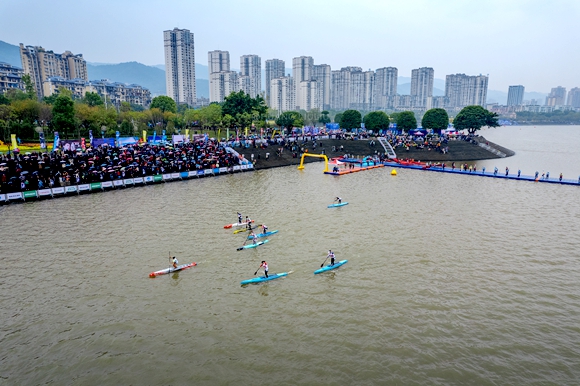 2022年全国桨板锦标赛在开州汉丰湖畔举行。开州区文化旅游委供图 华龙网发