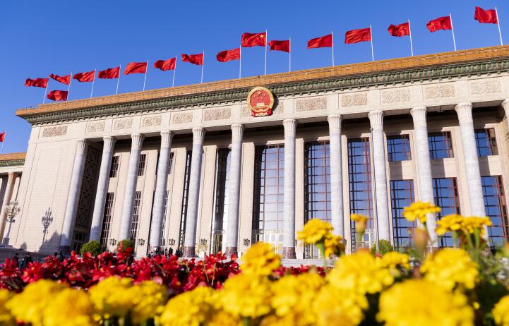 2022年10月22日，中国共产党第二十次全国代表大会闭幕会在北京人民大会堂举行，会场外花团锦簇，红旗飘飘。