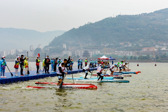 2022年全国桨板锦标赛正在汉丰湖上紧张进行。开州区文化旅游委供图 华龙网发