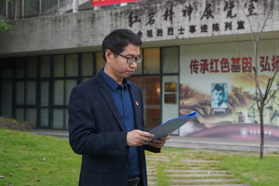 4重庆理工大学马克思主义学院旷天全副教授讲解《红岩精神》 学校供图 华龙网发