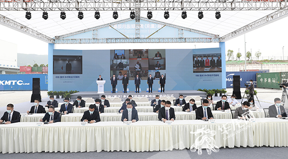 2022年6月17日，位于两江新区果园港国家物流枢纽的中新(重庆)多式联运示范基地正式启动运营，27个国际合作项目同步签约。