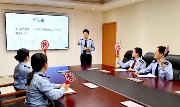 重庆市税务局第三税务分局青年理论学习小组开展“党的二十大精神我知道”知识竞赛。通讯员 宋子彦 摄 重庆市税务局第三税务分局青年理论学习小组开展“党的二十大精神我知道”知识竞赛。通讯员 宋子彦 摄