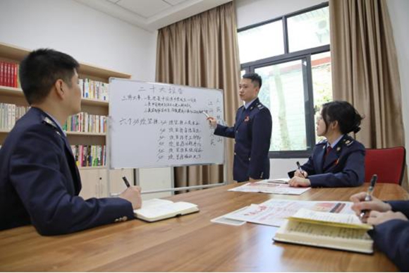 丰都县税务局第一青年理论学习小组集中学习研讨党的二十大精神,分享心得体会。通讯员 张凌云 摄 丰都县税务局第一青年理论学习小组集中学习研讨党的二十大精神,分享心得体会。通讯员 张凌云 摄
