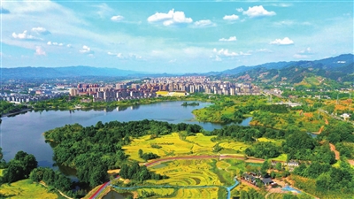 5蓝天白云下，双桂湖国家湿地公园与绿地、田园融为一体，显得美丽壮观。记者 刘辉 摄