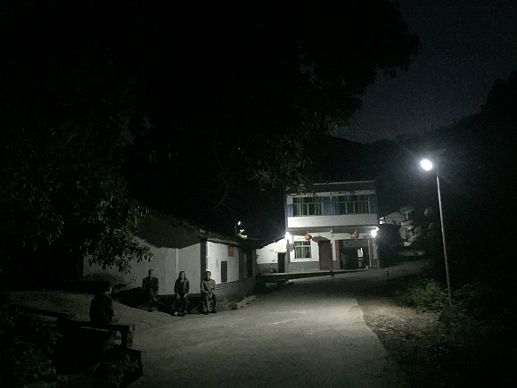 村民在路灯下唠家常。重庆市市政设施运行保障中心供图 华龙网发