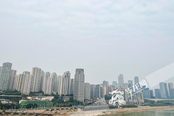 早上毛毛雨断断续续，午后阳光渐渐露脸。华龙网-新重庆客户端记者 李裕锟 摄