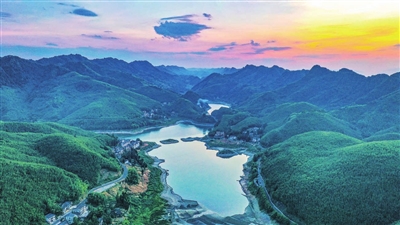 1明月山·百里竹海，湖水与青山交融，好似一幅风光画。记者 熊伟 摄