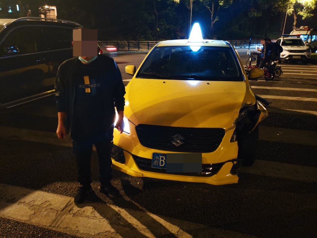 吴某某驾驶的出租车车头部位受损。重庆江北警方供图
