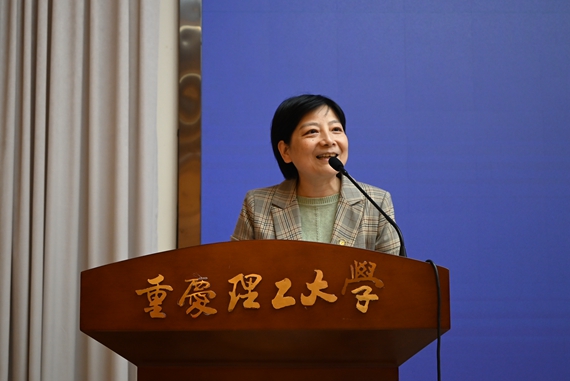 重庆理工大学党委常委、招生就业处处长李岚讲话  学校供图 华龙网发