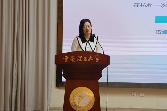 建德市人力保障局人才就业中心副主任雷娜介绍人才优惠政策  学校供图 华龙网发