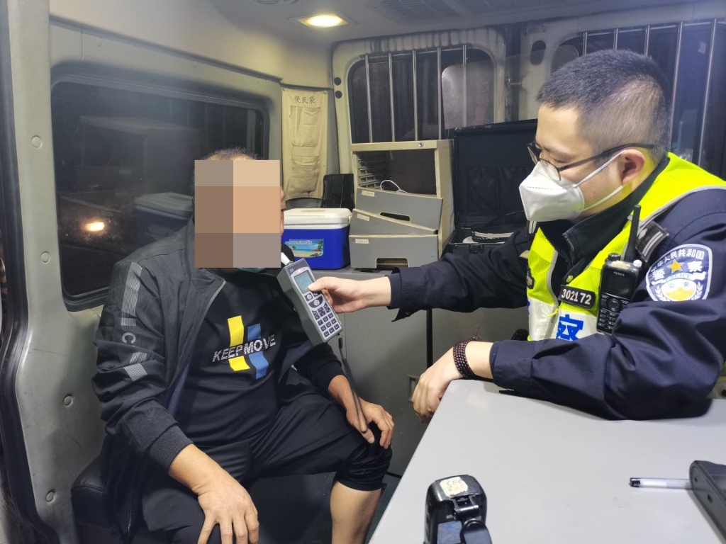 吴某某接受酒精呼气测试。重庆江北警方供图