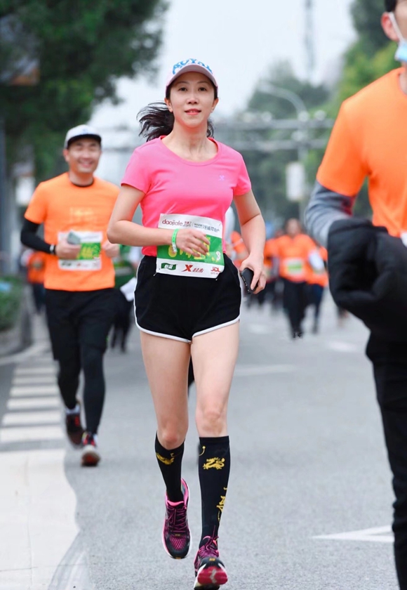 裴旗林是马拉松选手，也是马拉松志愿者。受访者供图 华龙网发