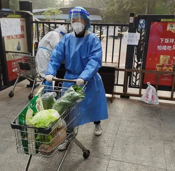 重庆市城市管理局段敏在雪梨澳乡小区负责大门值守、生活物资转运。沙坪坝区妇联供图  华龙网发