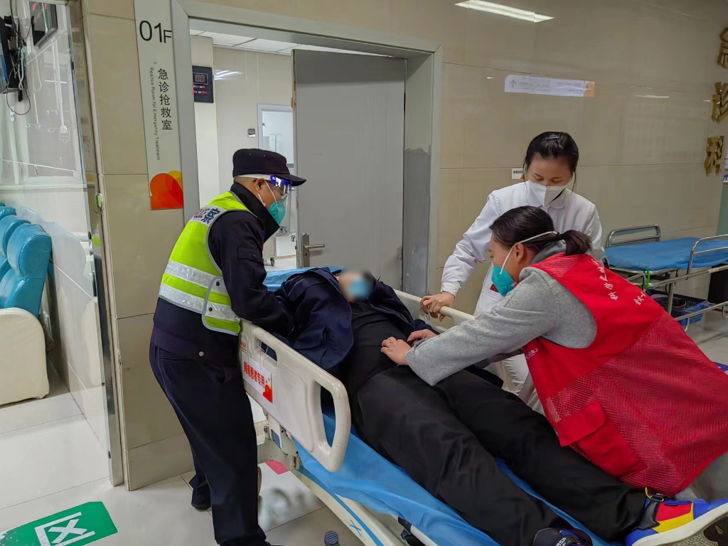 2民警与社区工作人员将男孩推进急诊室治疗。重庆高新区警方供图