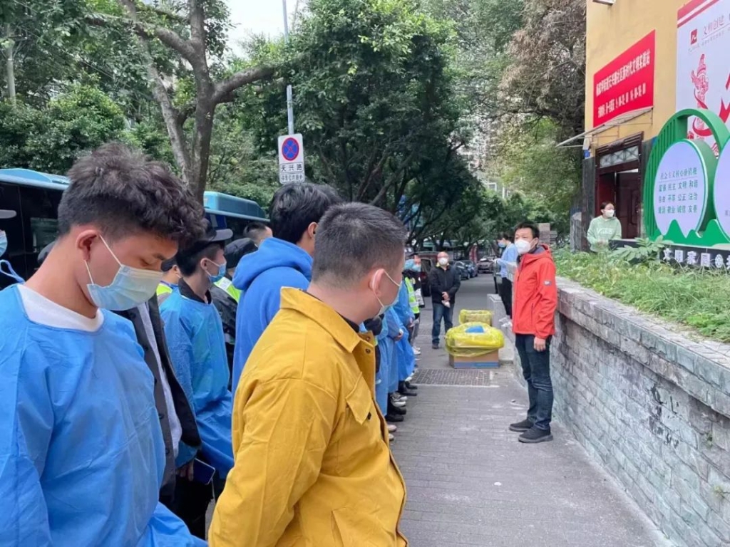 5天兴路社区志愿者整装待发。  九龙坡区委宣传部 供图