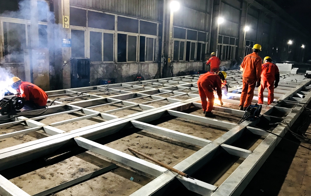 工业车间工人在焊接钢材构件。重庆建工集团供图