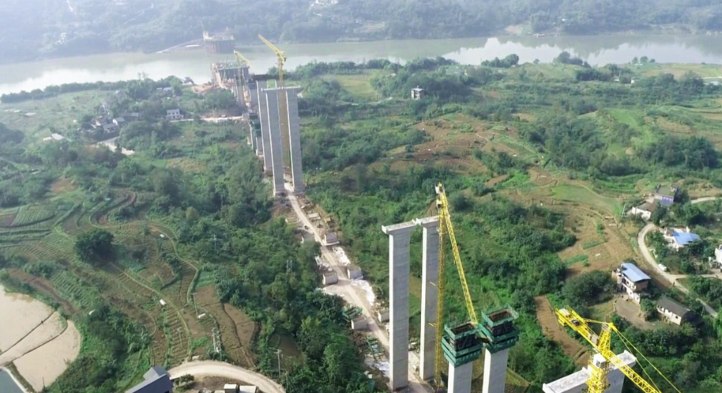 建设中的双钱高速渠江特大桥。受访者供图