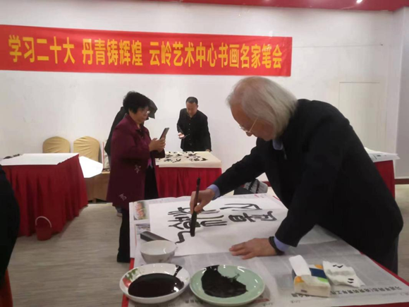 重庆大渝书画院秘书长、重庆印社副社长赵清华创作“江山就是人民 人民就是江山”。