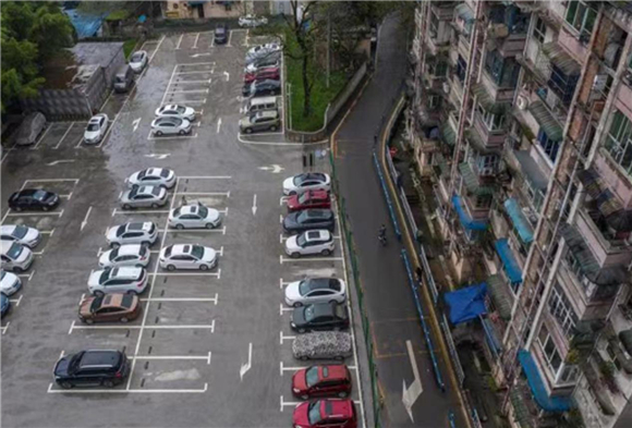 C38-203号地块停车场建成后，车辆有序停放在内。重庆市停车管理事务中心供图 华龙网发
