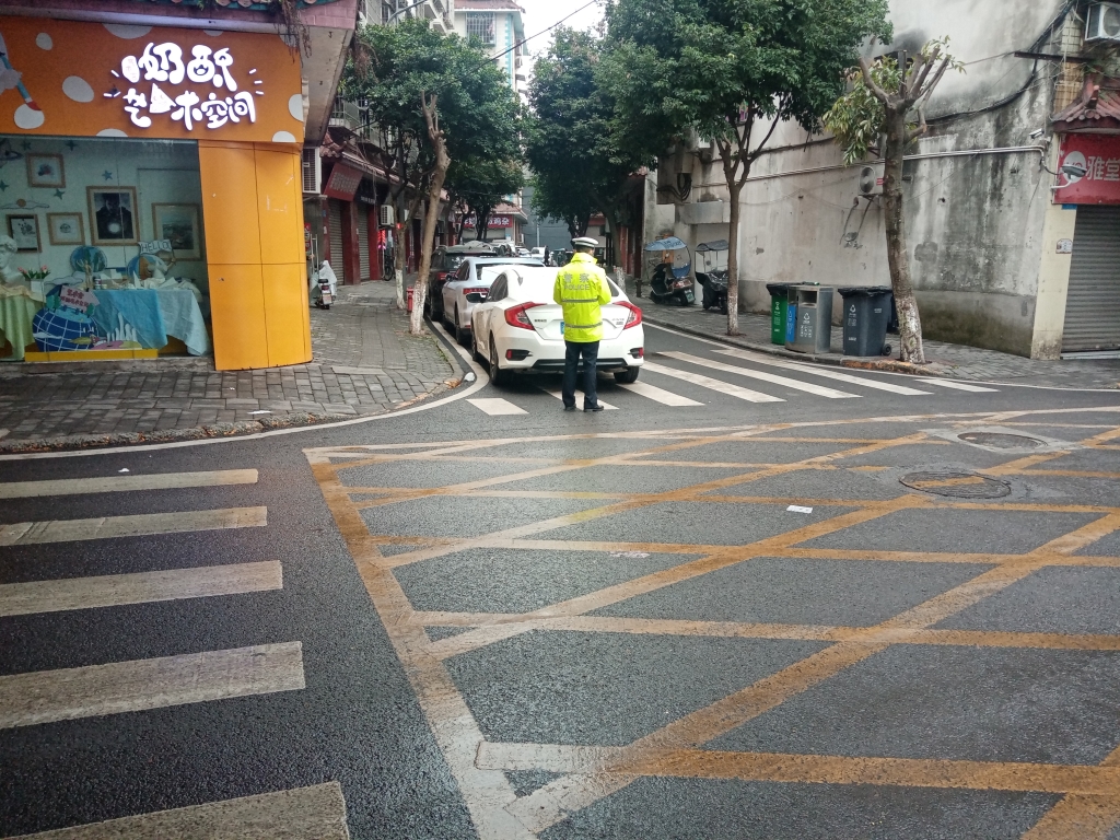 2民警对车辆违停进行处置。重庆沙坪坝警方供图