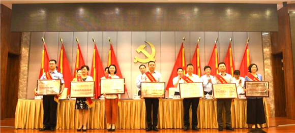 2019年6月，执法总队党委获评市直机关先进基层党组织。重庆市生态环境保护综合行政执法总队供图 华龙网发