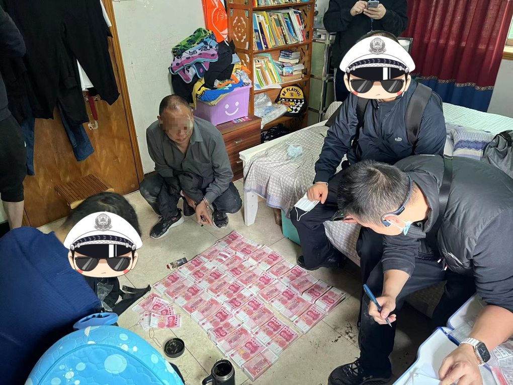 1犯罪嫌疑人刘某某指认假币。重庆北碚警方供图
