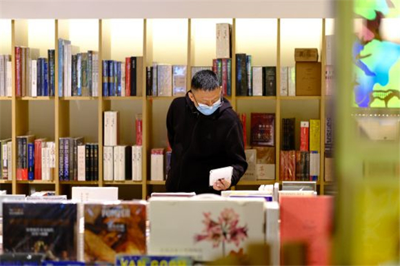 精典书店，市民正在选书。记者 郭旭 摄