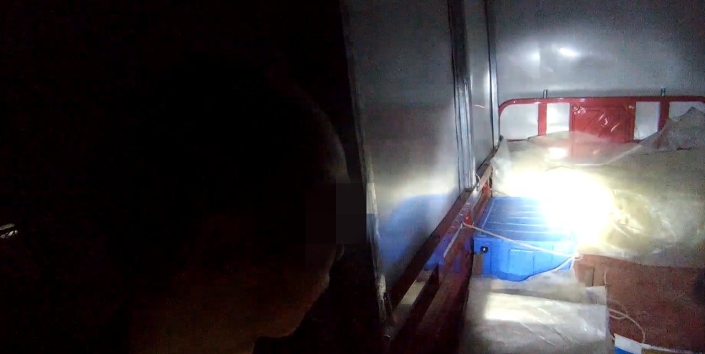 1民警在周某某的车厢内发现逆变升压器、电源等物品。重庆忠县警方供图