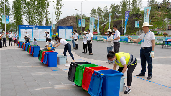“领跑垃圾分类 倡行低碳生活”劳动和技能竞赛（资料图）。重庆市总工会供图 华龙网发