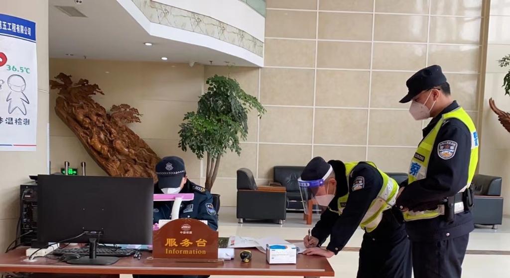 1民警对企业进行检查。重庆市沙坪坝区警方供图