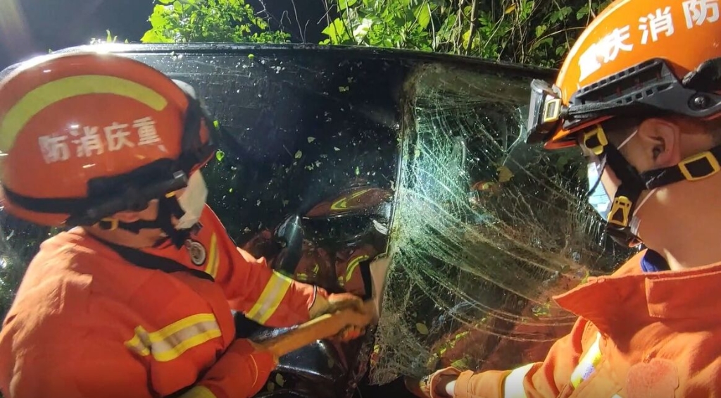 2消防员破拆挡风玻璃。重庆潼南消防供图