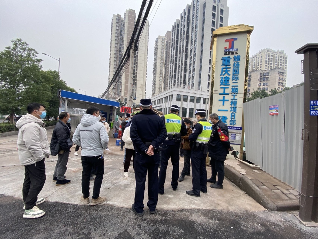 0民警为务工人员办理居住证。重庆市沙坪坝区警方供图