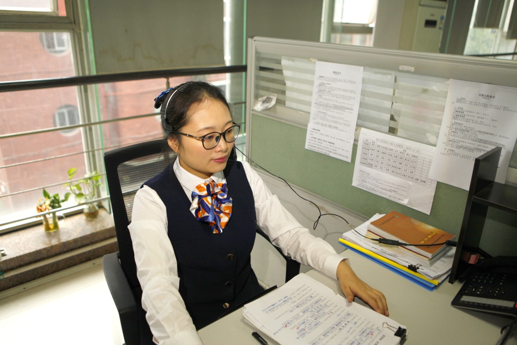 重庆95519 客服代表张晏姣正在为来电客户提供咨询服务