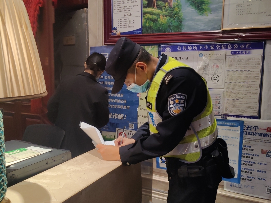 2民警对物流网点等进行检查。重庆市沙坪坝区警方供图