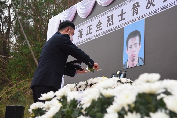参加仪式人员向蒋正全烈士敬献鲜花。通讯员 何雨 摄