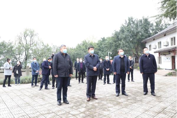秀山县党政代表团一行在陶行知先生纪念馆考察。合川区委宣传部供图 华龙网发