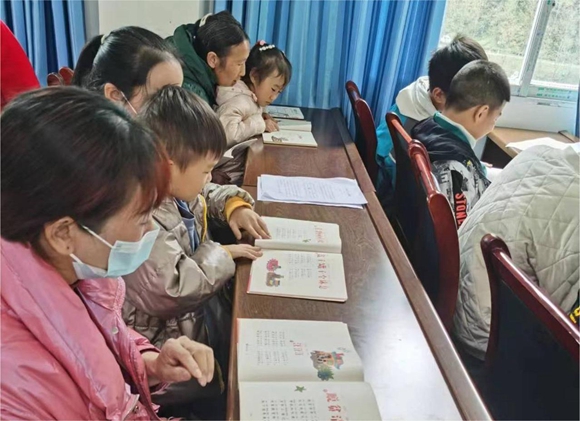 家长和学生在明通镇乐山村农家书屋阅读。 通讯员  余小燕 摄