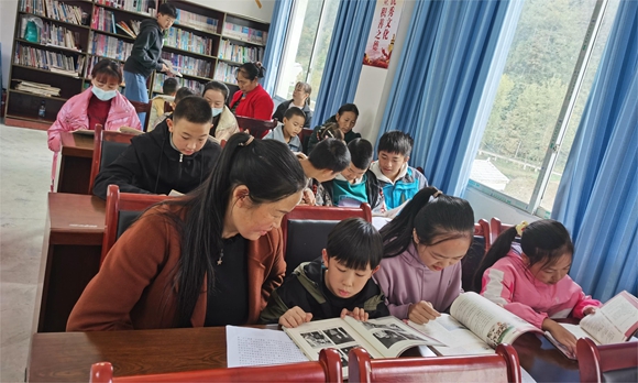 家长和学生在明通镇乐山村农家书屋阅读。 通讯员  余小燕 摄1