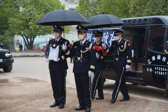 礼兵护送蒋正全烈士棺椁来到安葬区。通讯员 何雨 摄